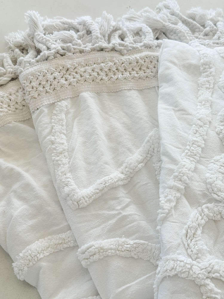 Halayah Throw – Ivory Chenille Tufted Luxe