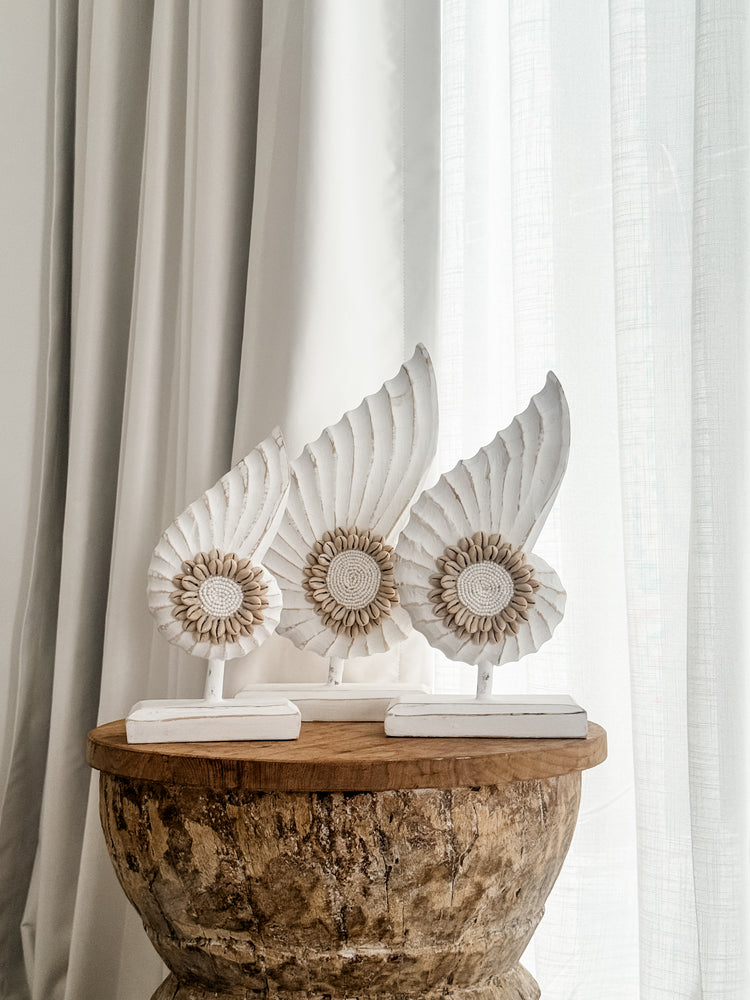 Coastal Sunburst Shell Stand – White