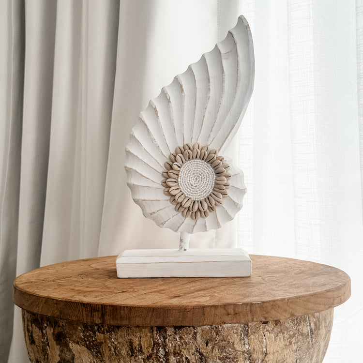 Coastal Sunburst Shell Stand – White