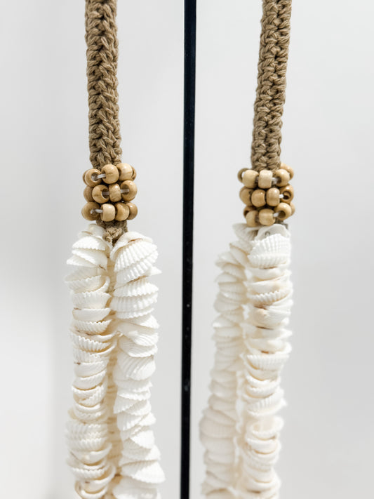 Nusa Shell Necklace on Stand – Cockle Shell