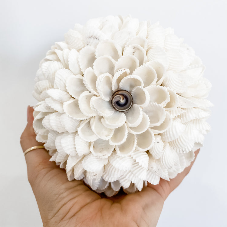 White Fleur Shell Ball Decoration